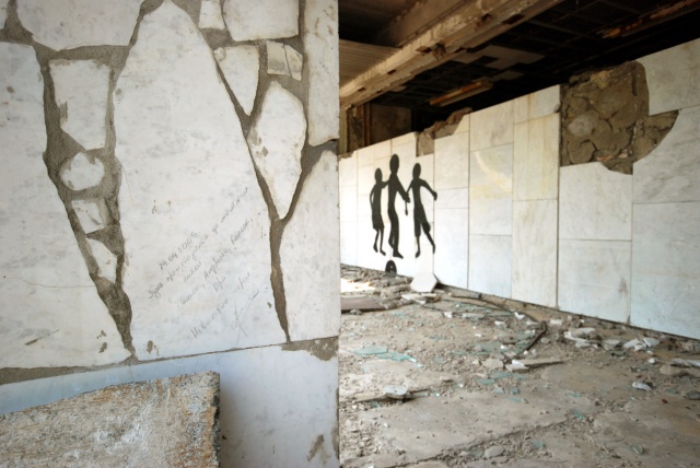 3 shadows and graffiti
