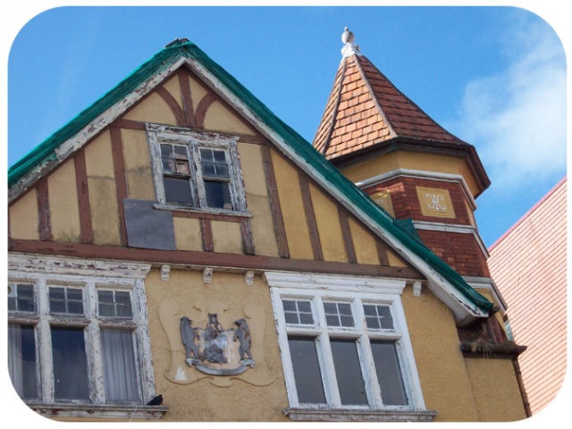crest house in penarth