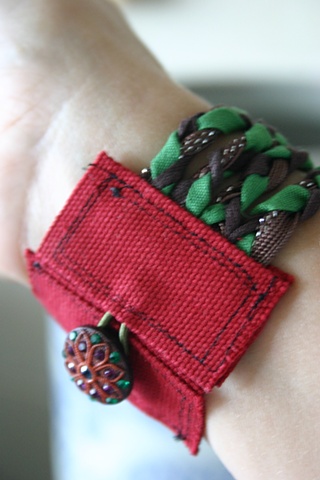 Braided cuff in green and brown