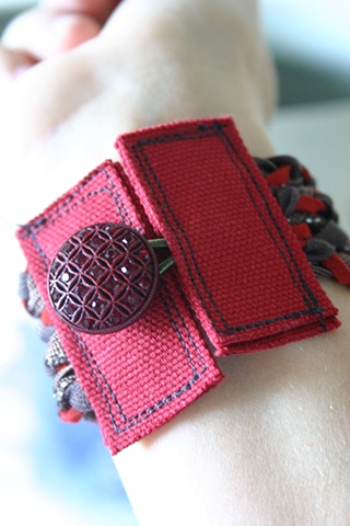 Braided cuff in brown and red