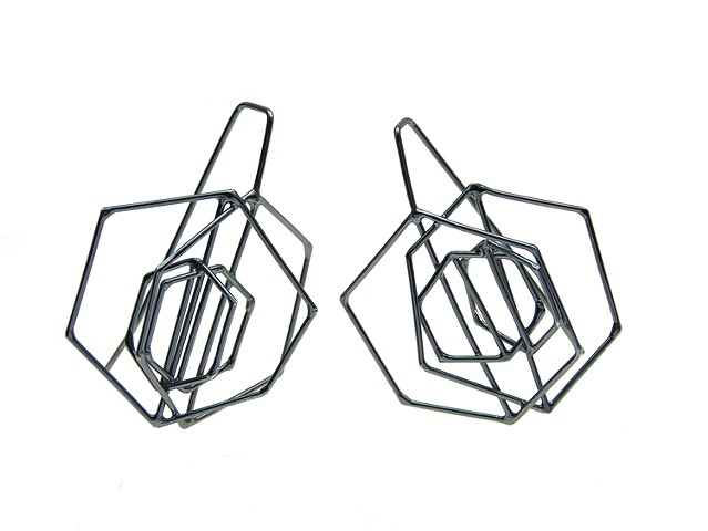 structure earrings with inclusion