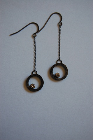 This style is available with a variety of faceted and cabochon cuts stones in many finishes.