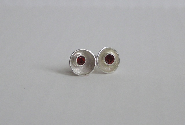 A variety of cabochon or faceted stones are available upon request.