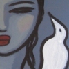 mujer gris , p&aacute;jaros blancos