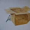 Hombre empujando caja