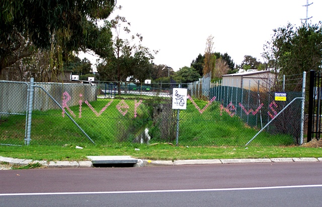 knit knitting graffiti yarn bomb bombing stitch fence zoe barry art installation wool