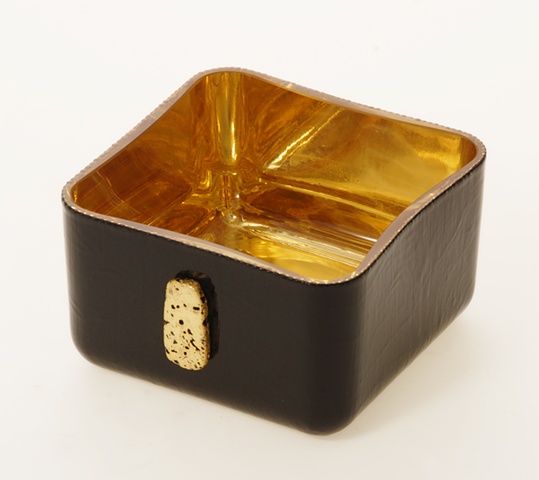Reverse gilding and painting on glass, blown glass bowl, water gilding with gold leaf , verre �glomis�, Bejeweled glass