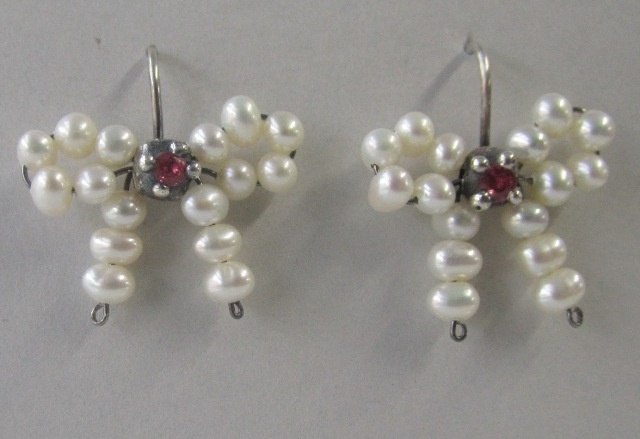 Bow Earrings in White Pearl with Rubies