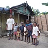 The neighborhood children gather
L&eacute;og&acirc;ne