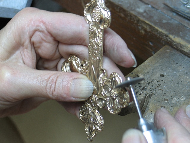 CLEANING EDGES WITH RUBBER WHEEL ABRASIVE