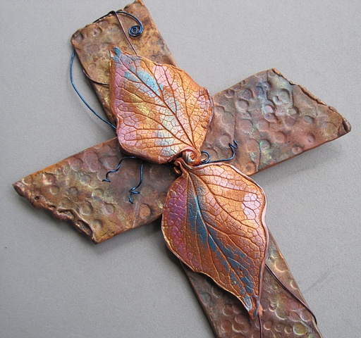 CROSS WITH 2 LEAVES 
CLOSE UP