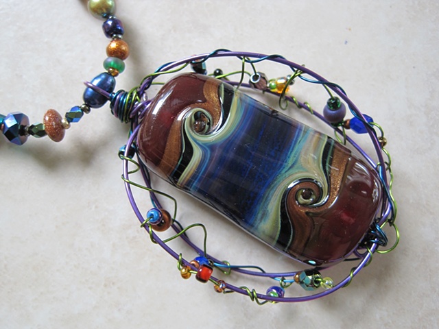 wire wrap cage pendant around this lampwork bead