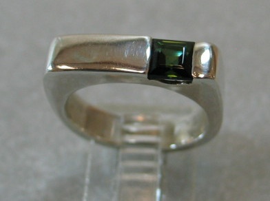 STERLING RING W/ SQ GREEN TOURMALINE