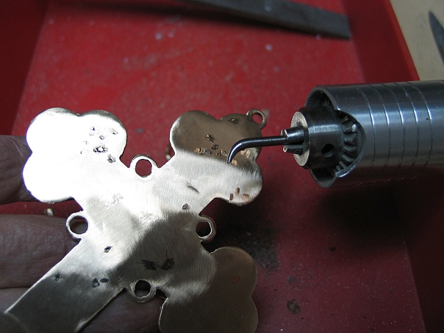 TOOL AND TREATMENT FOR CLOSING PITS