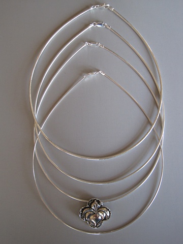 round omega chains