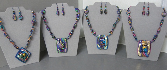 4 CREATIVE FUSION NECKLACES
Collaborative Series Using Fused Glass Focals