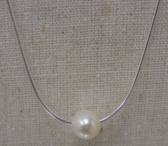 SINGLE PEARL ON SNAKE CHAIN