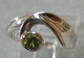 R7 STERLING RING W/ PERIDOT