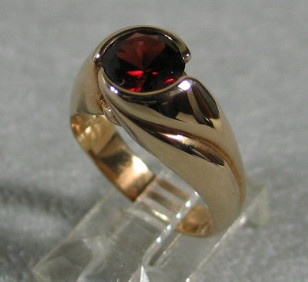 14K UP SWIRL RING W/ GARNET