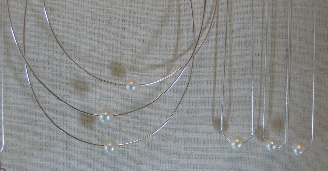 SINGLE PEARL ON OMEGA OR SNAKE CHAIN