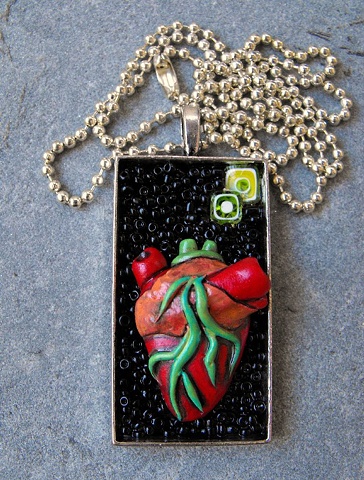 VIDA - ANATOMICAL HEART PENDANT
