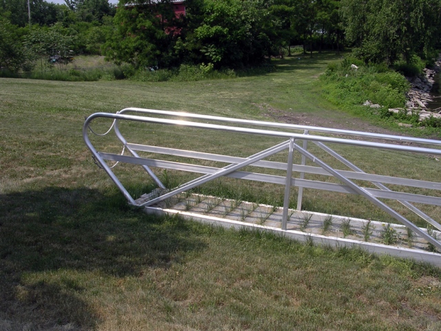 3407 (grass, gangway)