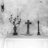 Candelabro, cruz y vela